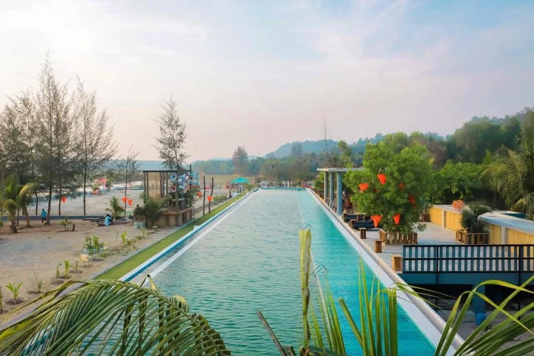 Real swimming pool at Mermaid Beach Resort